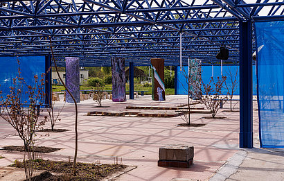 Kunstinstallation in blauer Farbe in der Mero-Halle