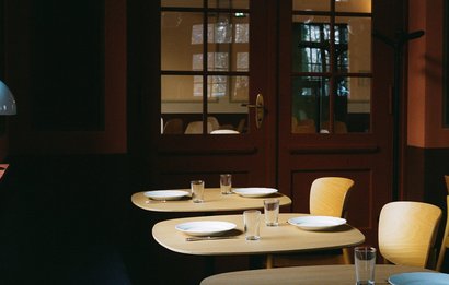 Fotoaufnahme aus dem Innenraum des Restaurants Ei-12437-B im Eierhäuschen des Berliner Spreeparks